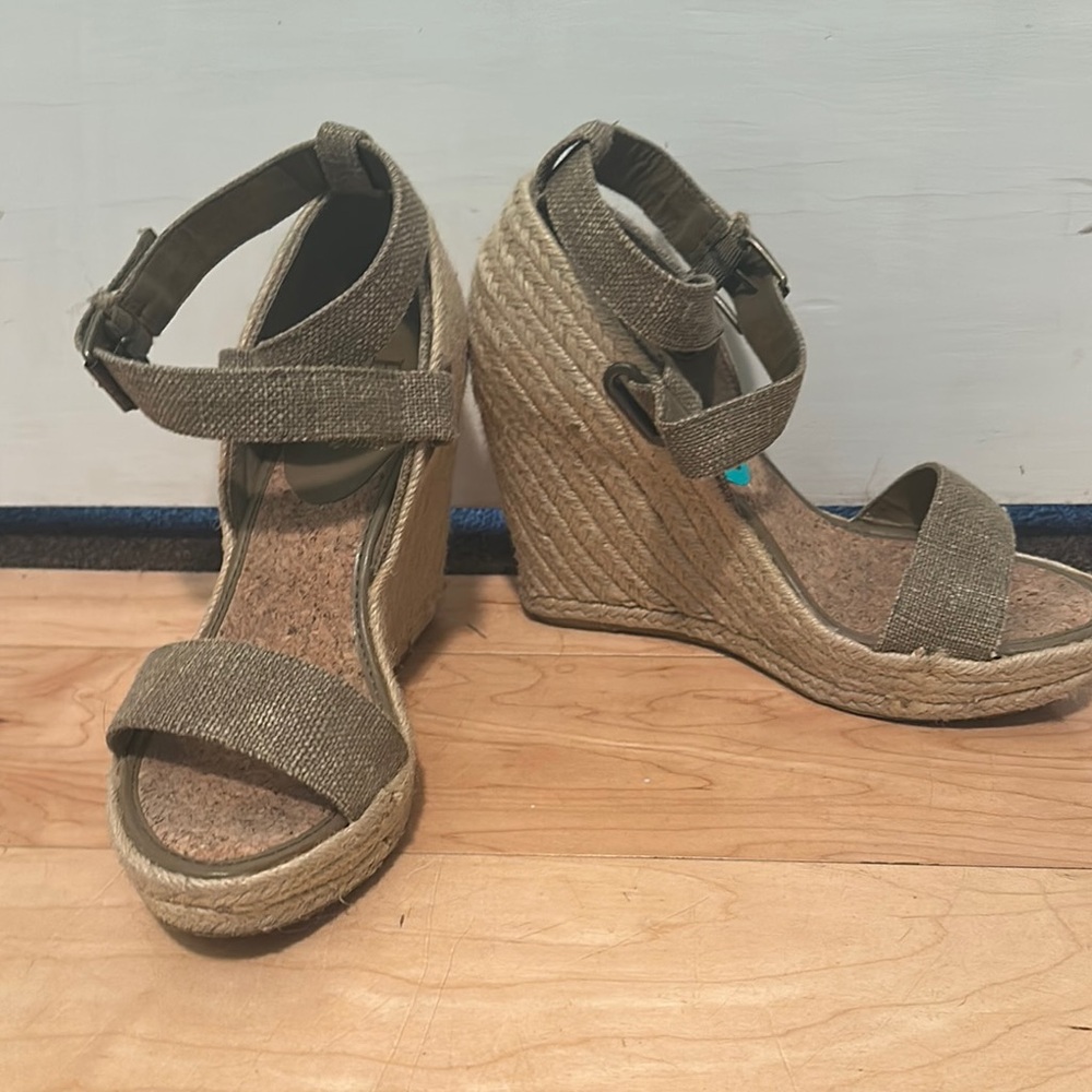 Enzo Angiolini Tan Wedge Sandals